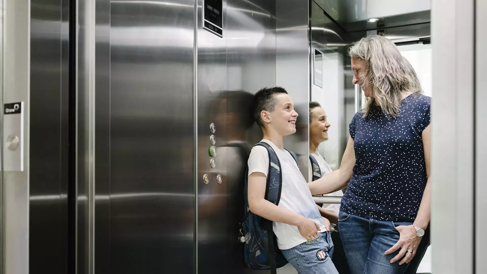 Mãe e filho no elevador