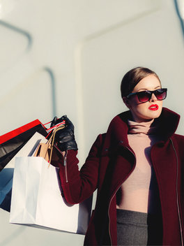 Femme avec des sacs de courses