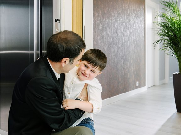 Père et son fils dans le palier en arrivant chez eux